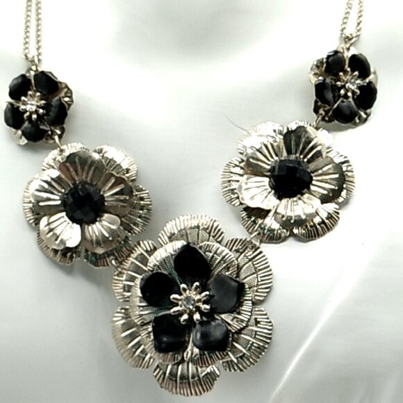 2028 Brand Metal Flower Necklace Black Silver-tone Crystal Signed - Picture 1 of 16